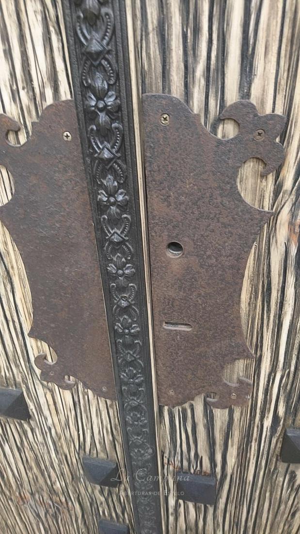 Puerta con detalles en hierro